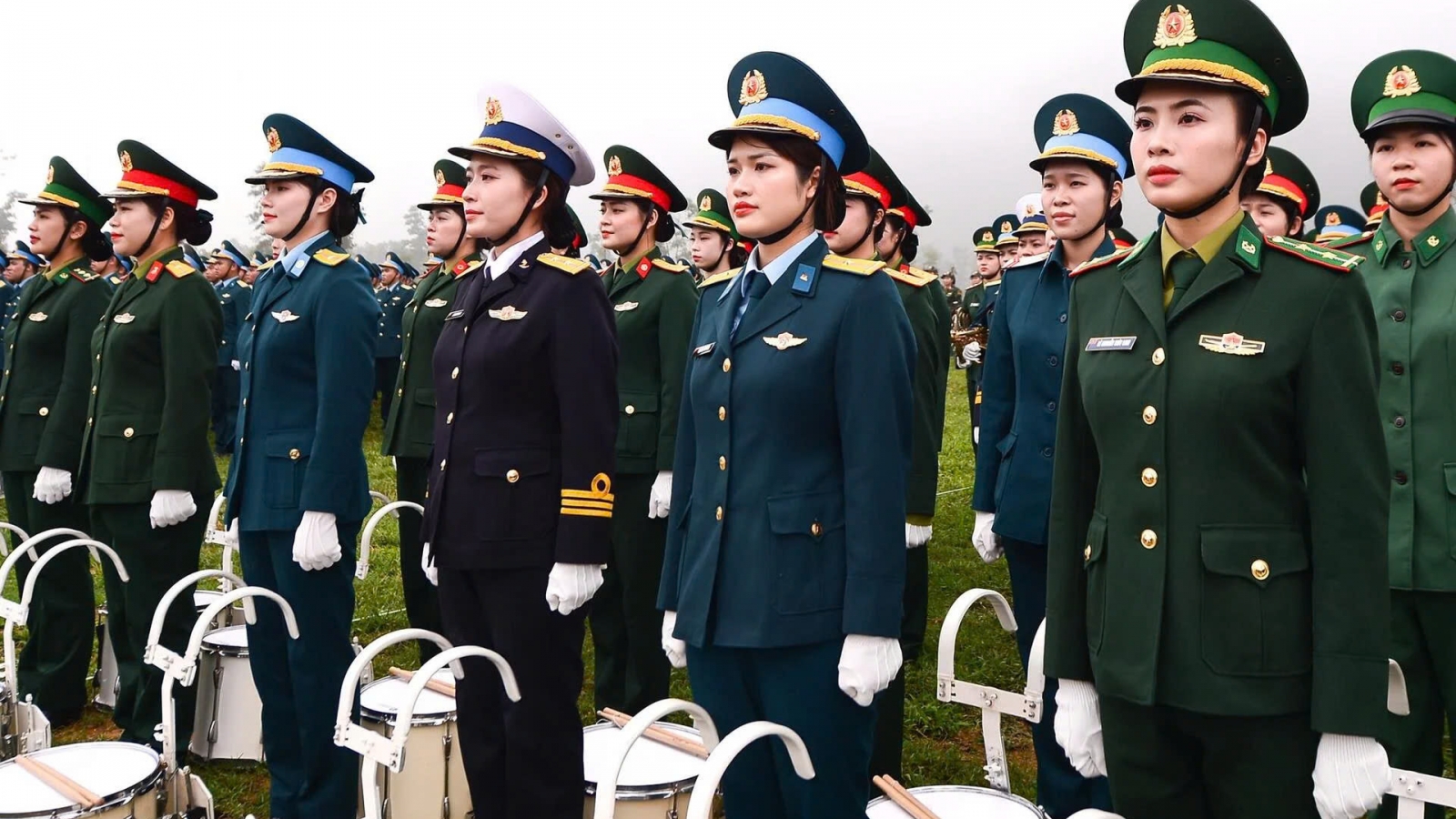Ngắm những "bóng hồng" trên thao trường tập luyện diễu binh cho đại lễ 30/4