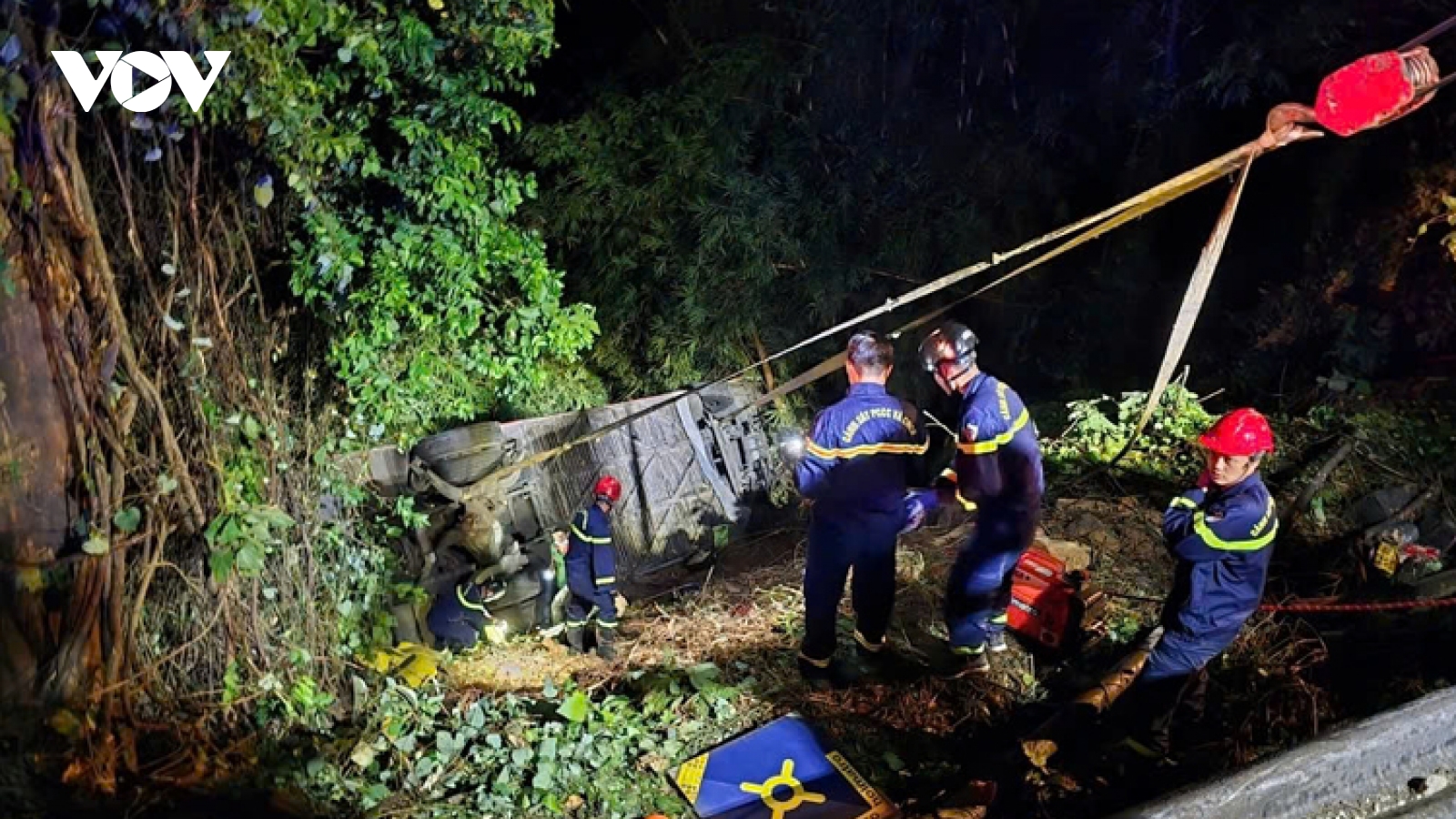 35 passengers rescued after bus plunges into ravine in Central Highlands