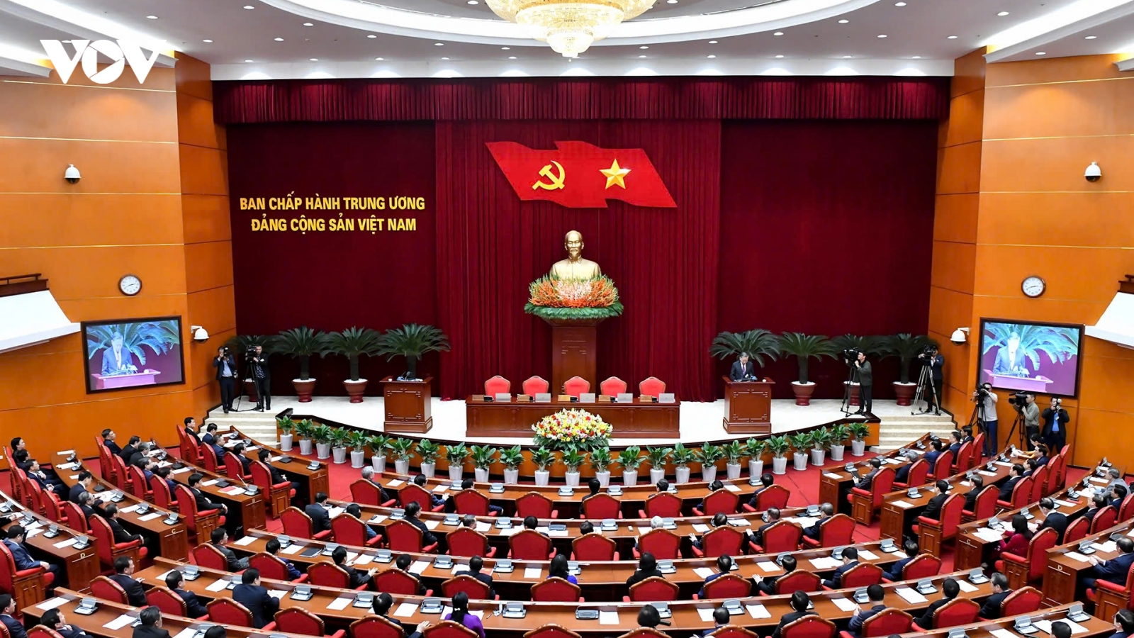 Bộ Chính trị: Tạm dừng tổ chức đại hội đảng bộ cấp xã, cấp huyện