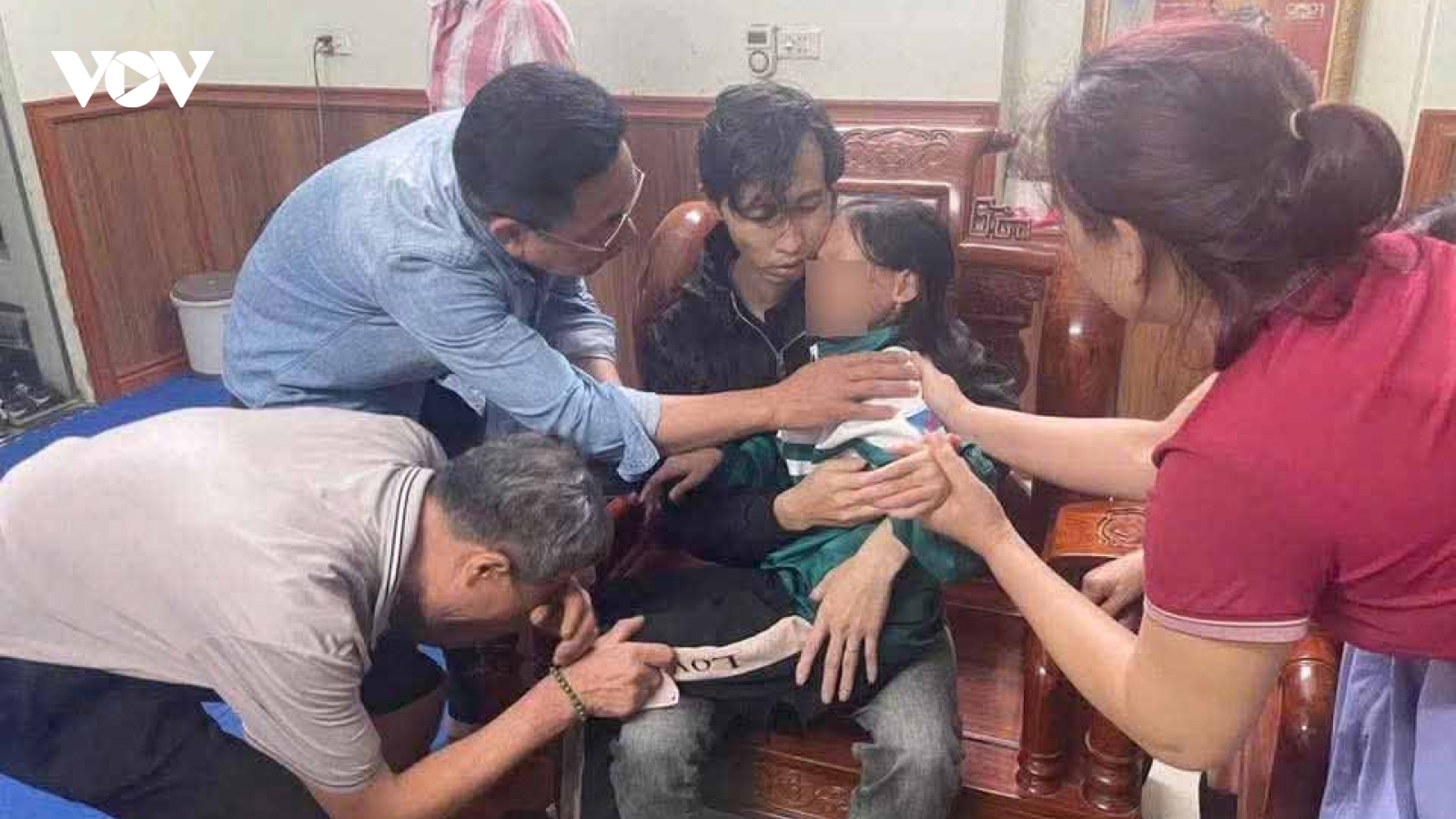 Gia đình kể lại giây phút bé gái bị thanh niên "ngáo đá" khống chế