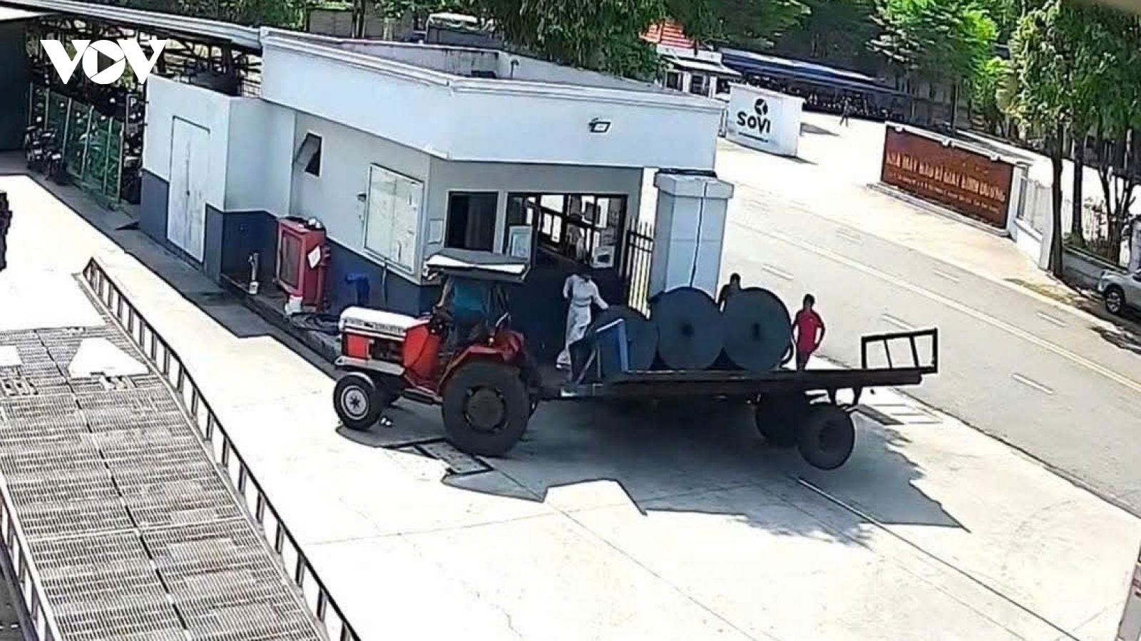 Công an Bình Dương làm rõ vụ tài xế làm rơi 3 cuộn vải, đè trúng nam bảo vệ