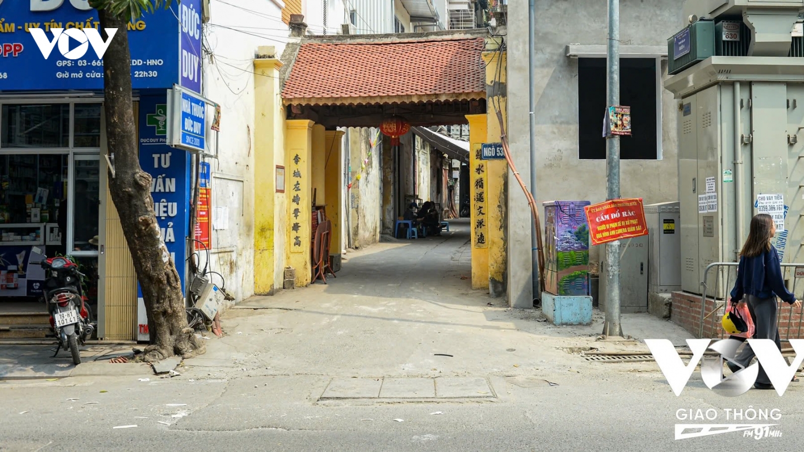 Cổng làng xưa giữa phố thị