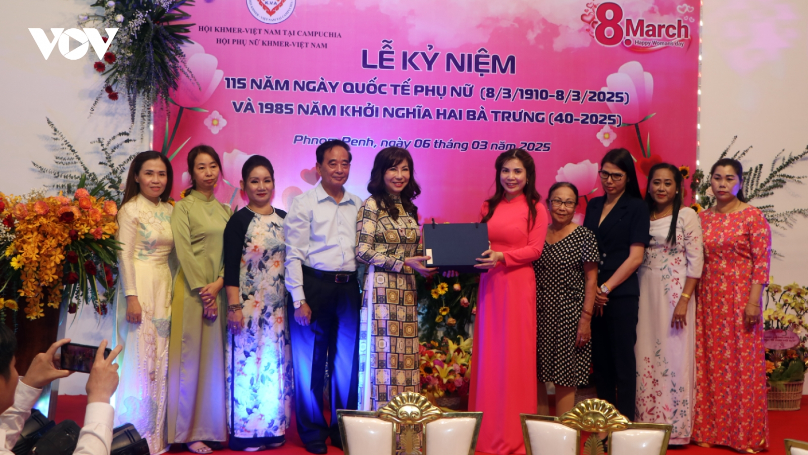 Bà con Việt kiều Campuchia kỷ niệm Ngày Quốc tế Phụ nữ