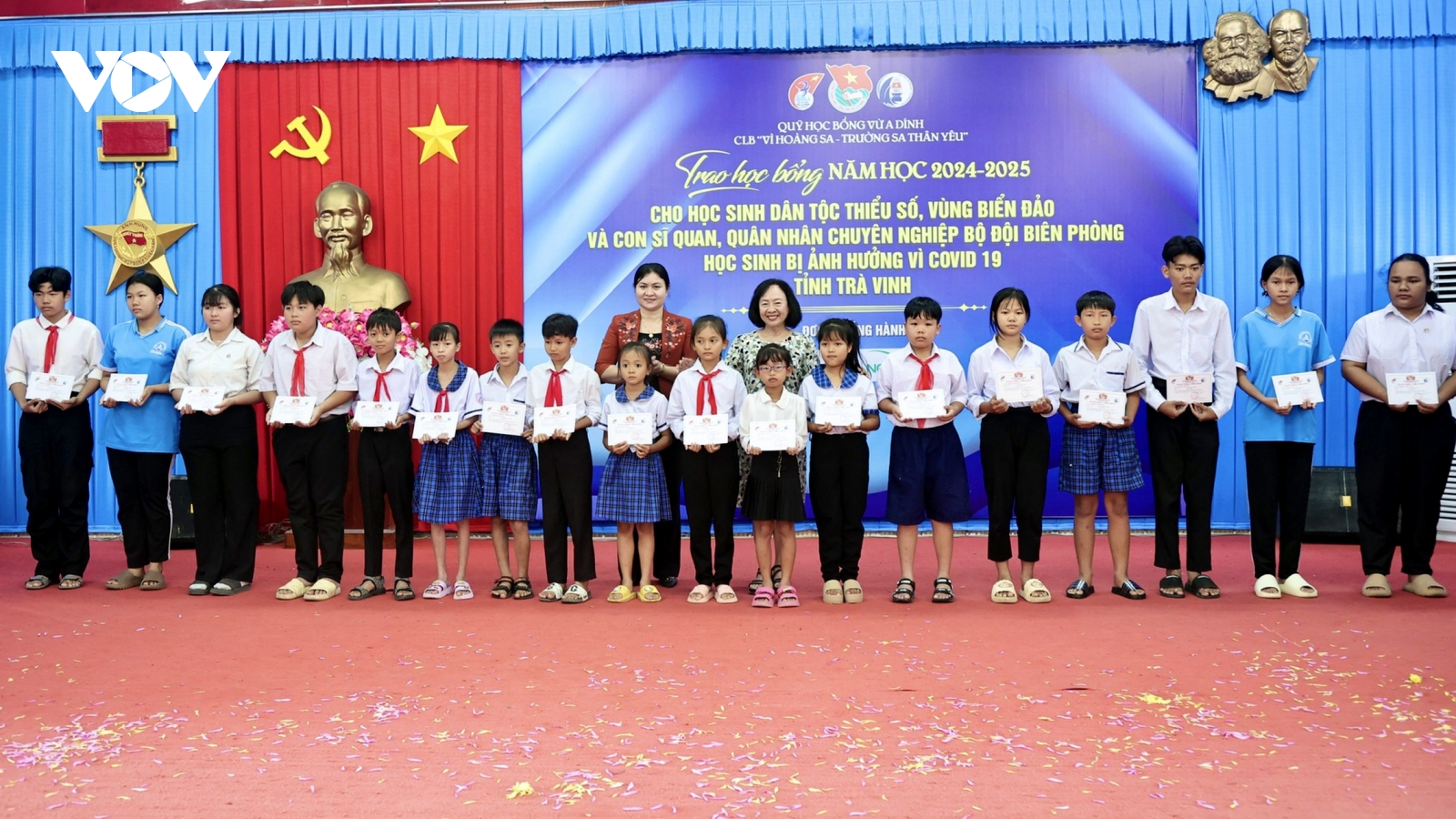 Nhiều học sinh khó khăn ở Trà Vinh nhận học bổng Vừ A Dính