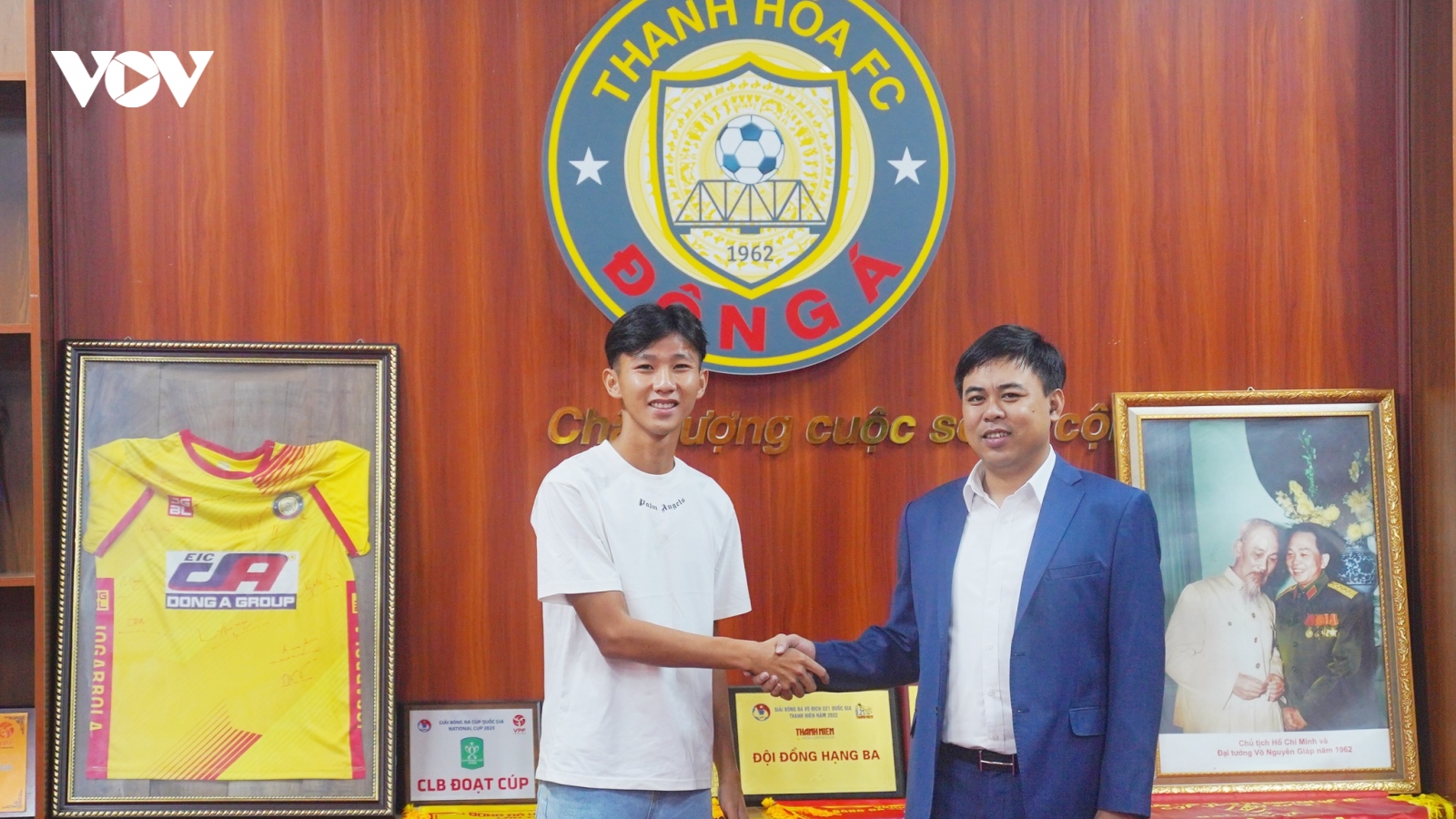 Tuyển thủ Lào đá trận ra mắt V-League khi nào?