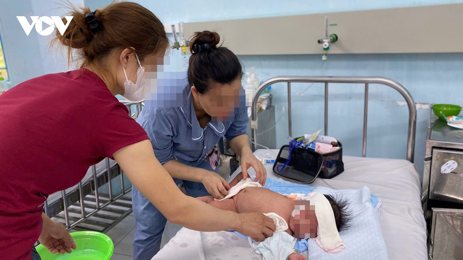 Dịch sởi bùng phát, bác sĩ cảnh báo về làn sóng "chống vaccine"