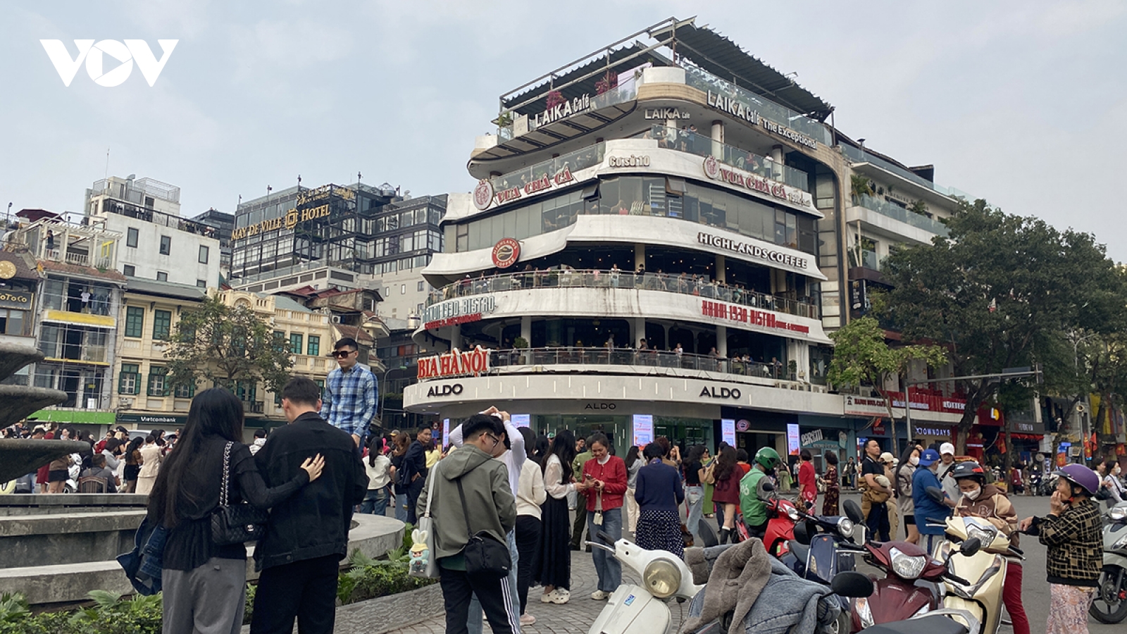Phớt lờ cảnh báo, người dân vẫn tiếp tục tụ tập check-in bên "Hàm Cá Mập"