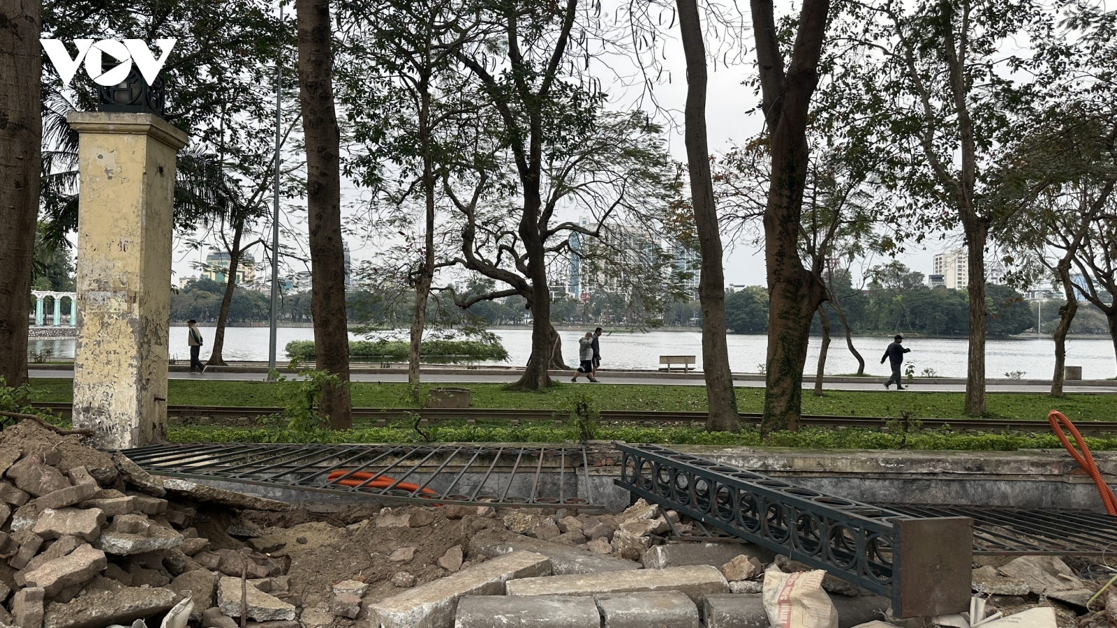 Hạ rào Công viên Thống Nhất để người dân dễ tiếp cận