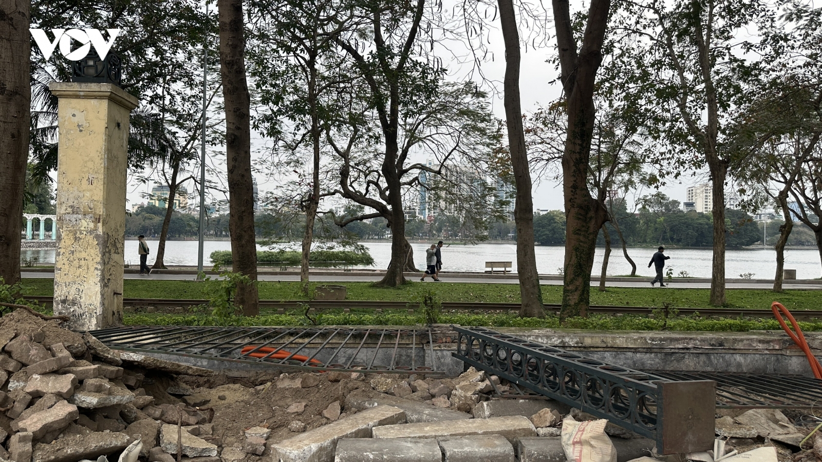 Hạ rào Công viên Thống Nhất để người dân dễ tiếp cận