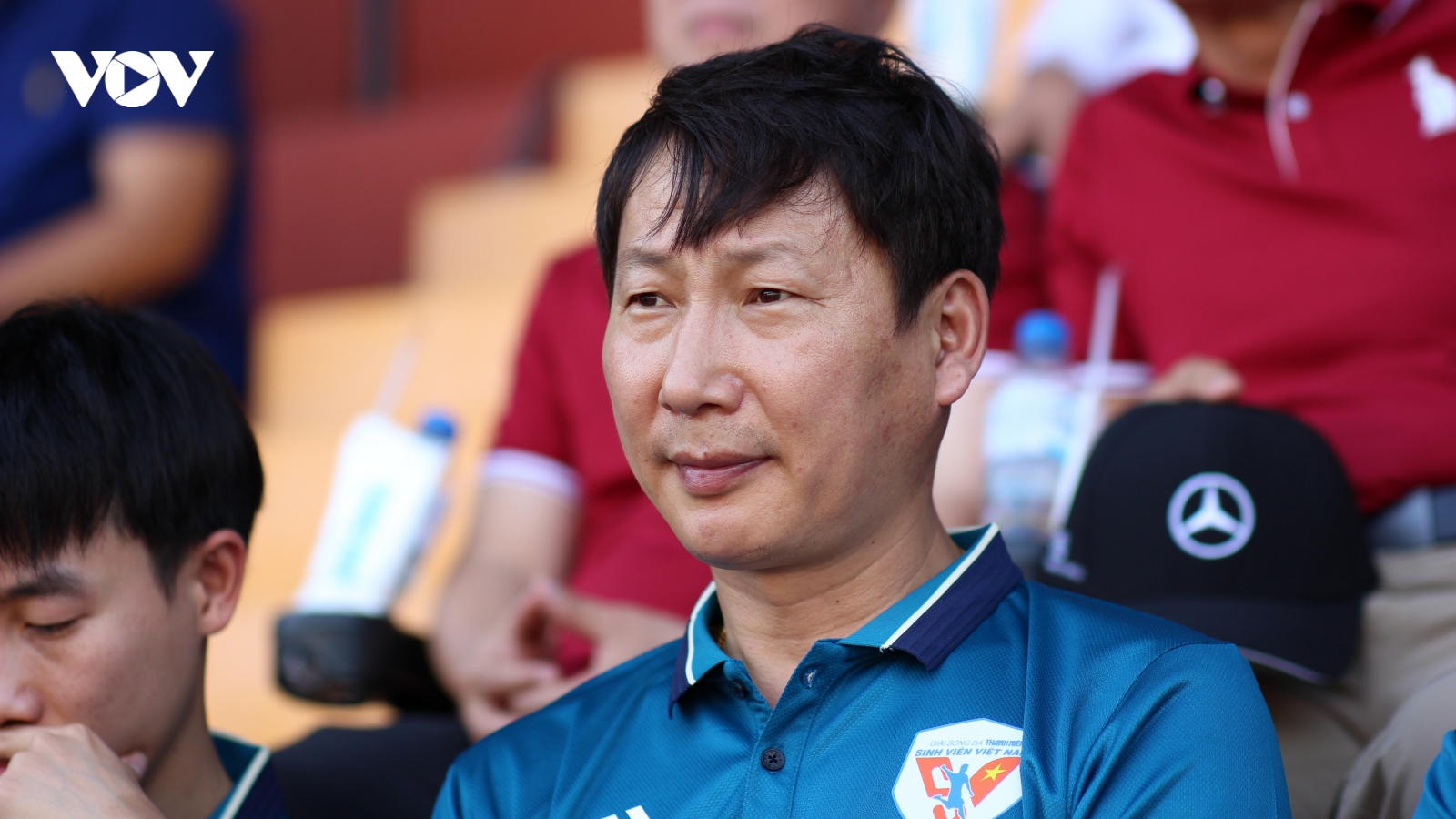 HLV Kim Sang Sik “xem giò” cầu thủ sinh viên