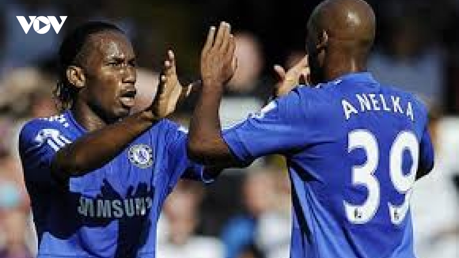 Drogba và Anelka sắp phải "ra đường"