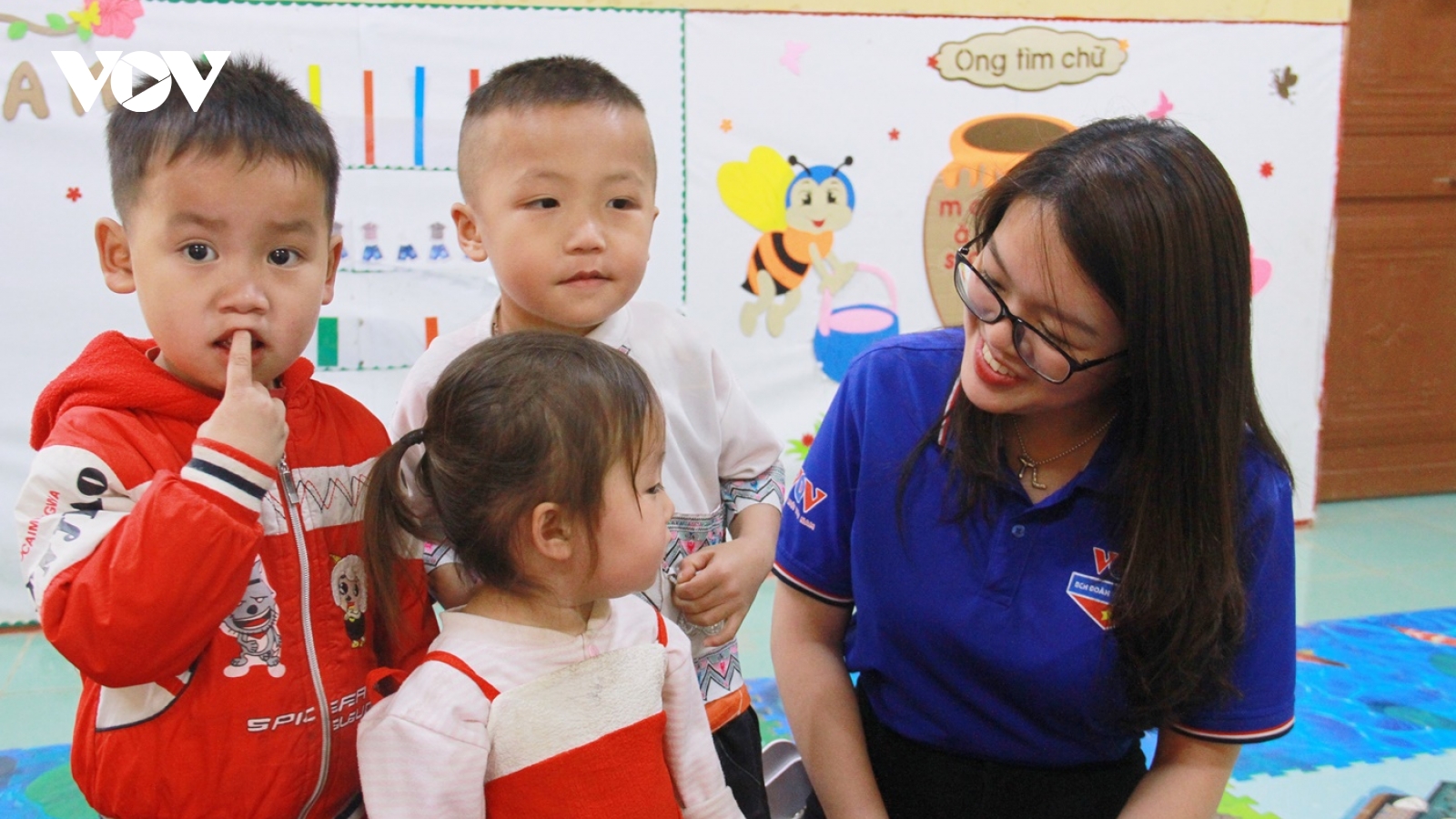 Thanh niên VOV tặng quà thiện nguyện tại điểm trường vùng cao ở Thái Nguyên