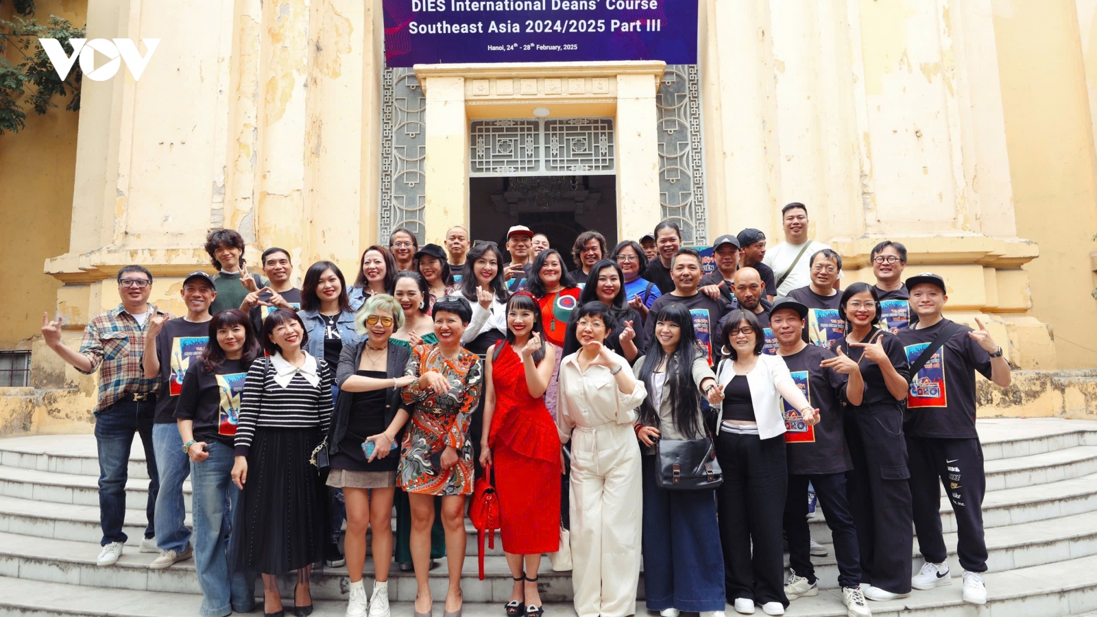 Hơn 100 nghệ sĩ hòa giọng “We are the world” tại Dạ hội Cựu Sinh viên Thủ đô