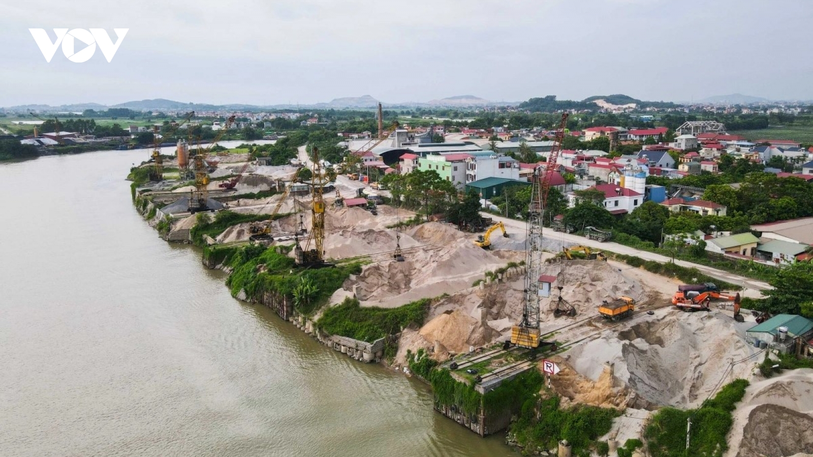 Đề nghị xử lý hàng loạt vi phạm đê điều ở Hà Nội