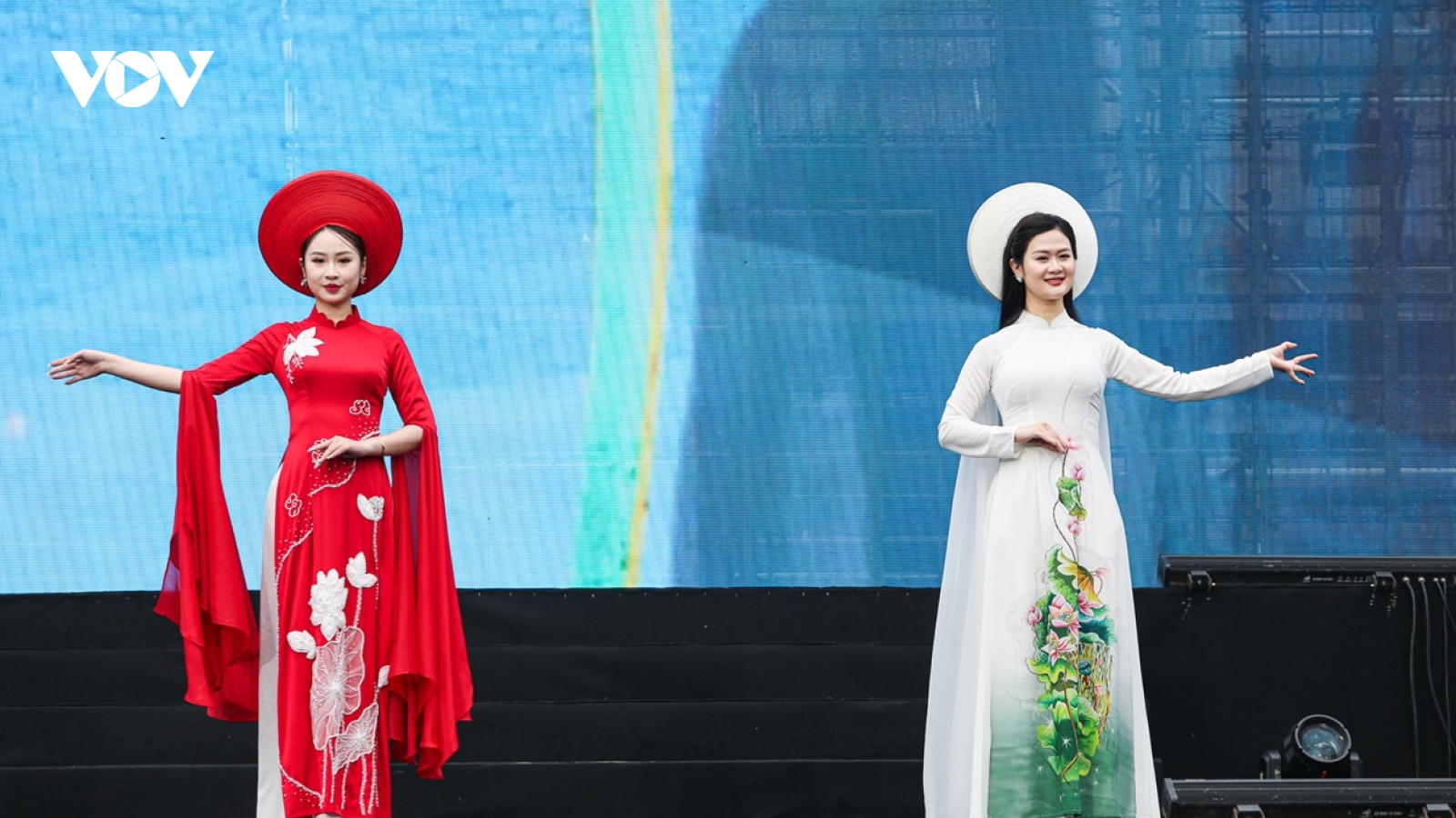 Các nữ chiến sĩ công an nhân dân "khoe sắc" trong tà áo dài