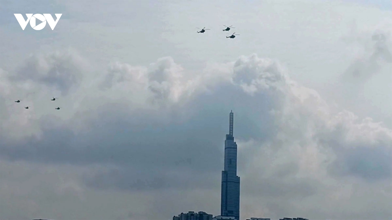 Tiêm kích Su-30MK2, trực thăng luyện tập trình diễn trên bầu trời TP.HCM