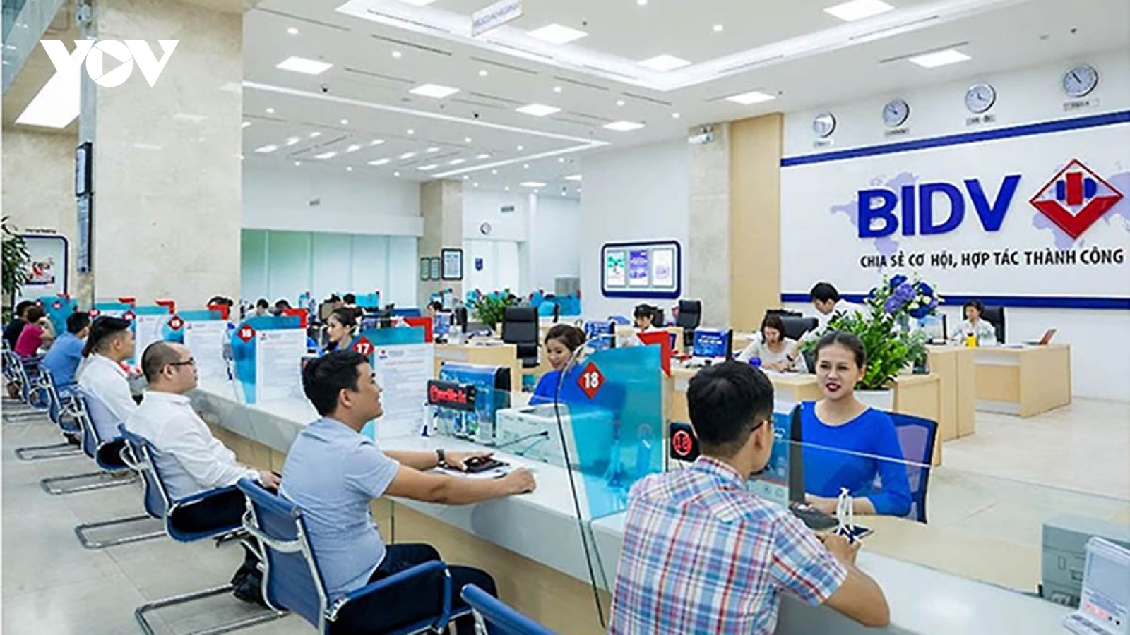 Chờ cơ hội đầu tư, dòng tiền tạm “trú ẩn” ở ngân hàng