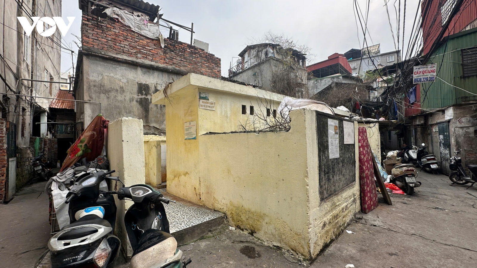 Rùng mình hình ảnh bên trong nhà vệ sinh công cộng ở Hà Nội