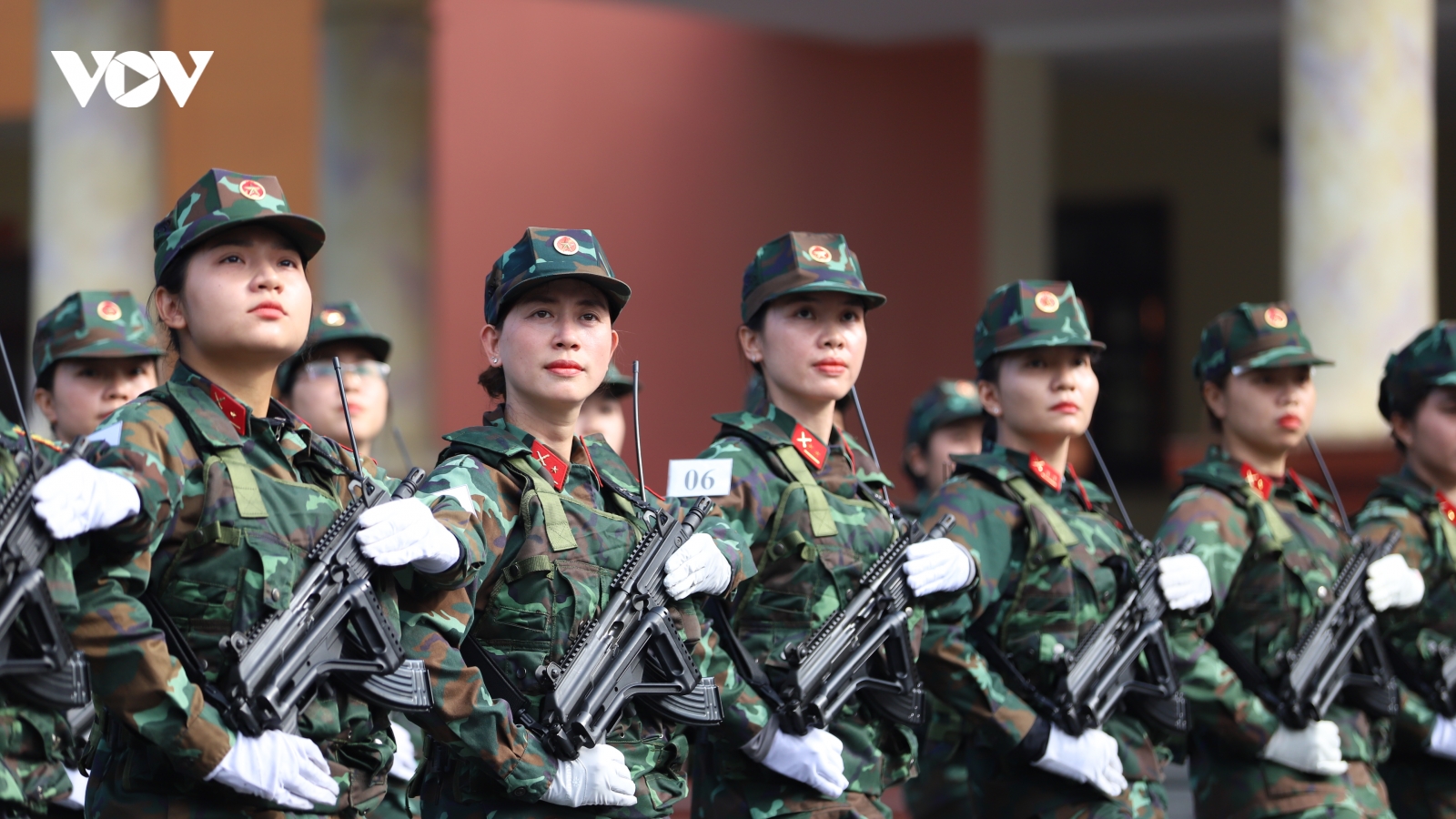 Những “bóng hồng” vượt nắng, rầm rập luyện tập diễu binh