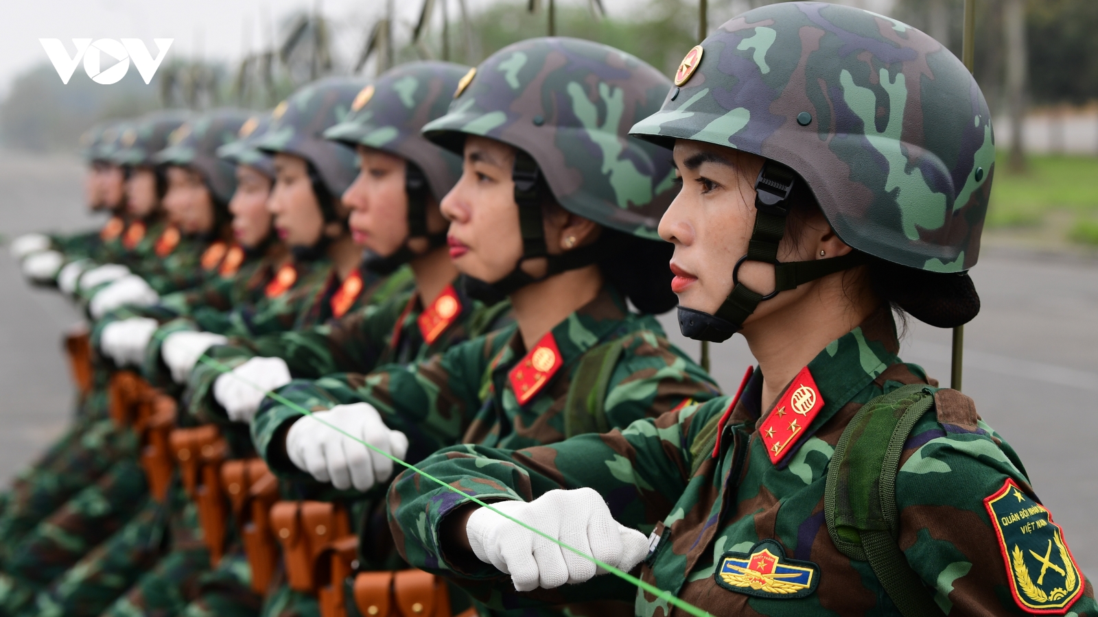 Cận cảnh nữ sĩ quan Thông tin luyện tập cho Lễ 30/4: Mồ hôi trên thao trường