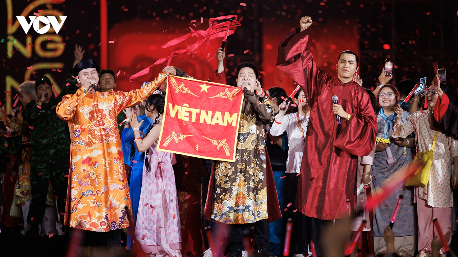 Khán giả bật khóc khi Phan Đinh Tùng cất giọng trong “Một vòng Việt Nam”