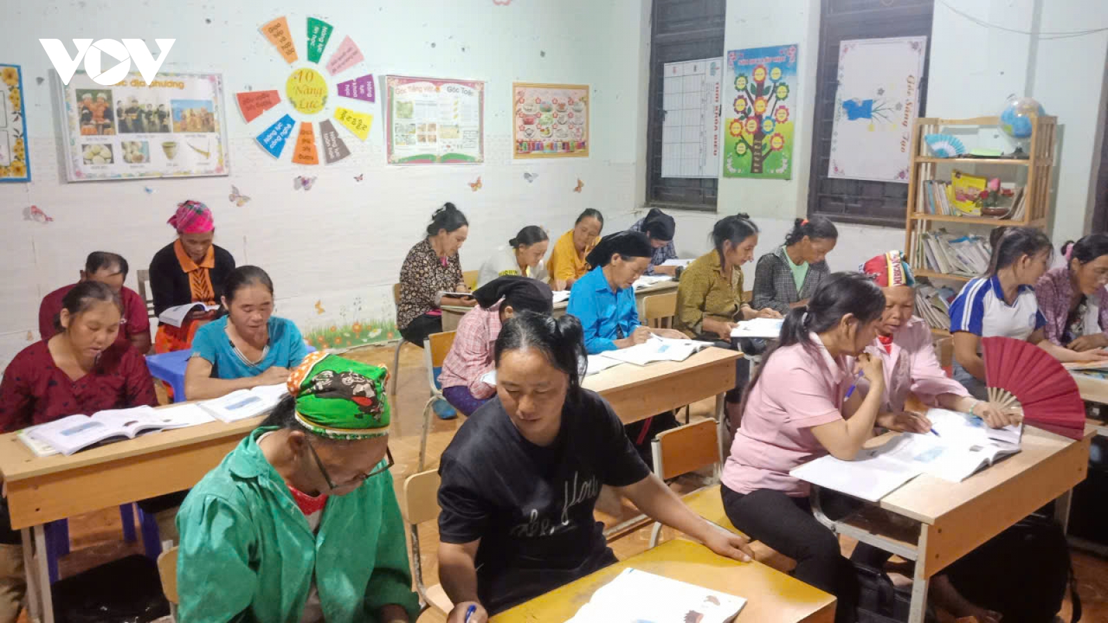 Phụ nữ vùng cao vươn lên cùng con chữ