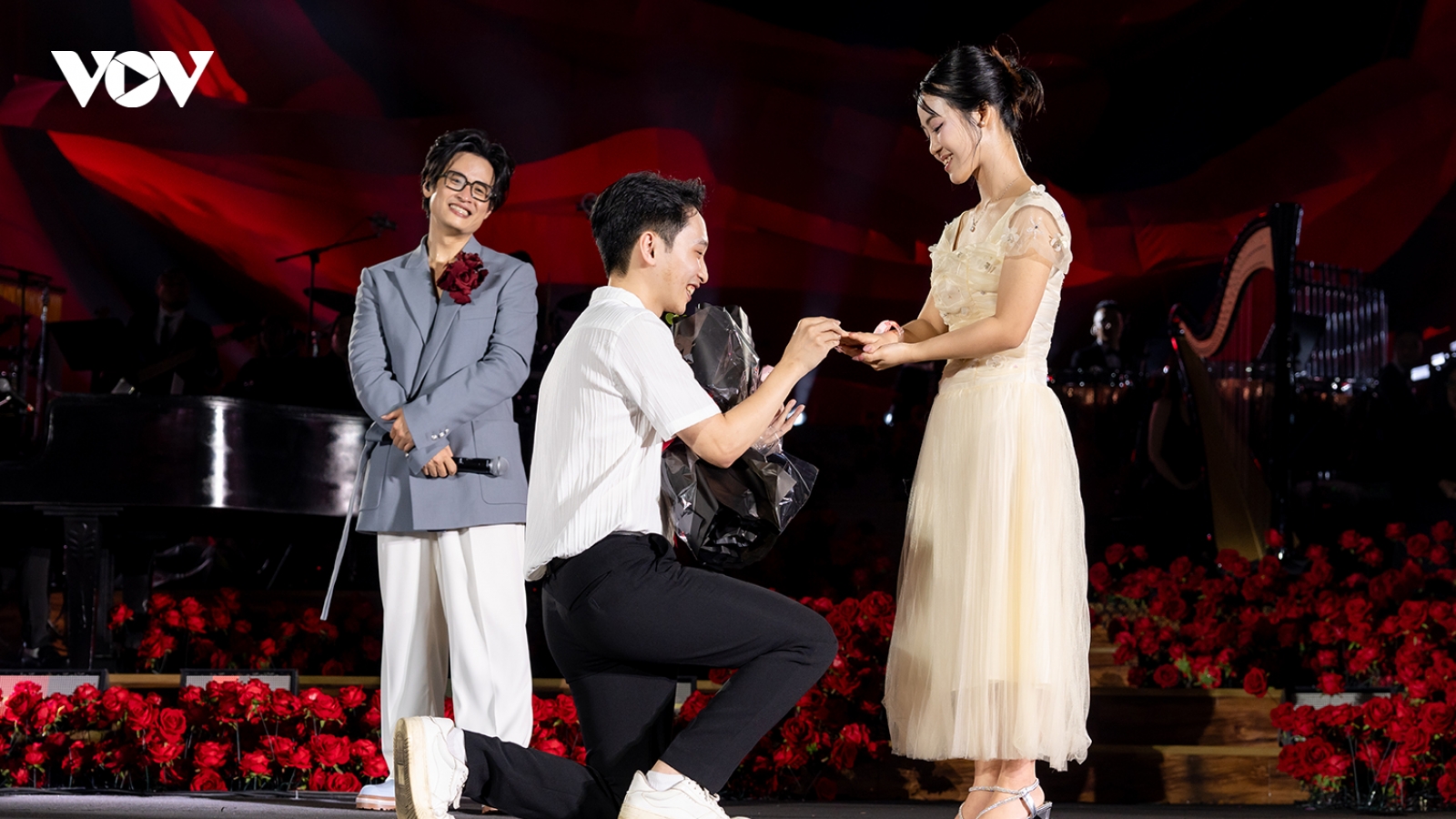 Nhiều cặp đôi cầu hôn trong đêm nhạc "Sketch A Rose" của Hà Anh Tuấn