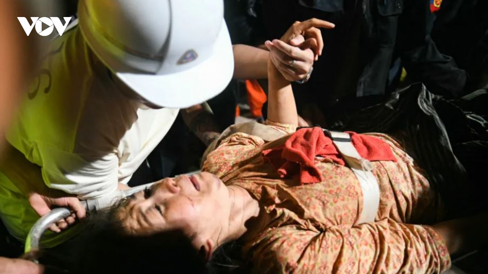 Người phụ nữ sống sót kỳ diệu sau hơn 30 giờ mắc kẹt do động đất ở Myanmar