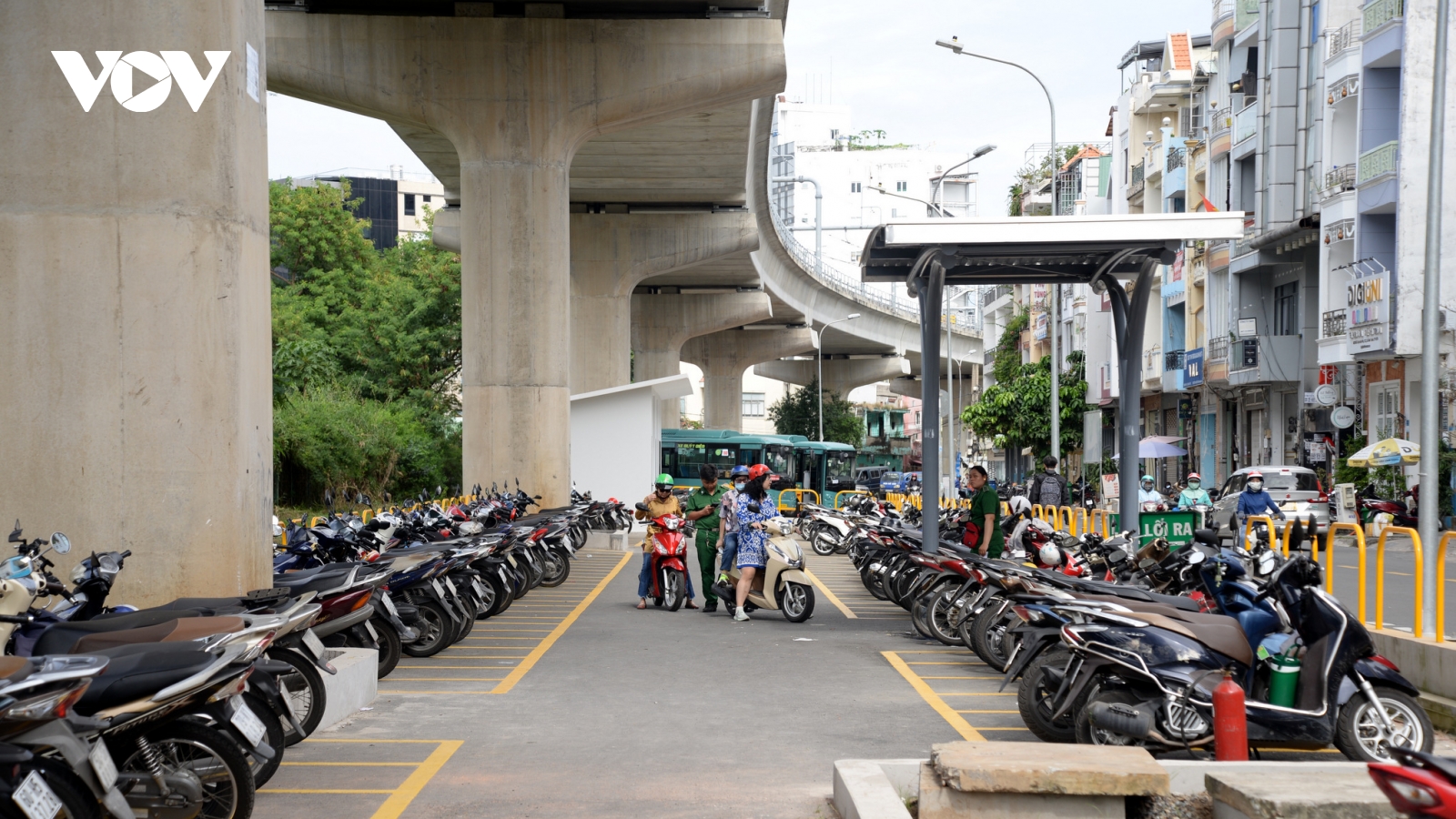 TPHCM điều chỉnh lộ trình 2 tuyến buýt điện kết nối Metro số 1
