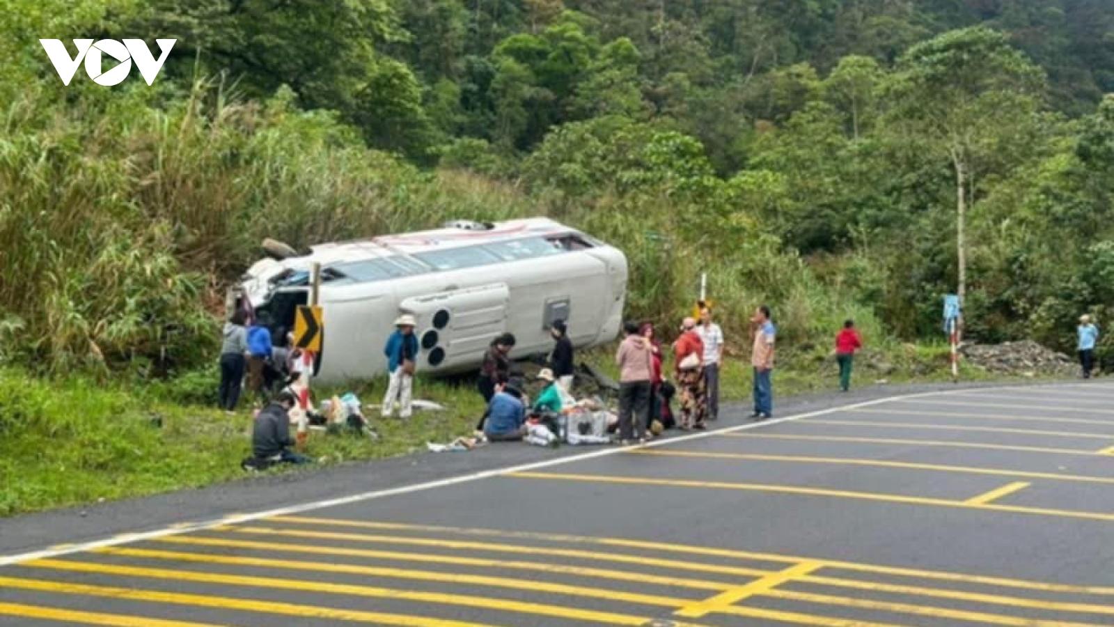 Lật xe khách trên đèo Khánh Lê, 6 người bị thương