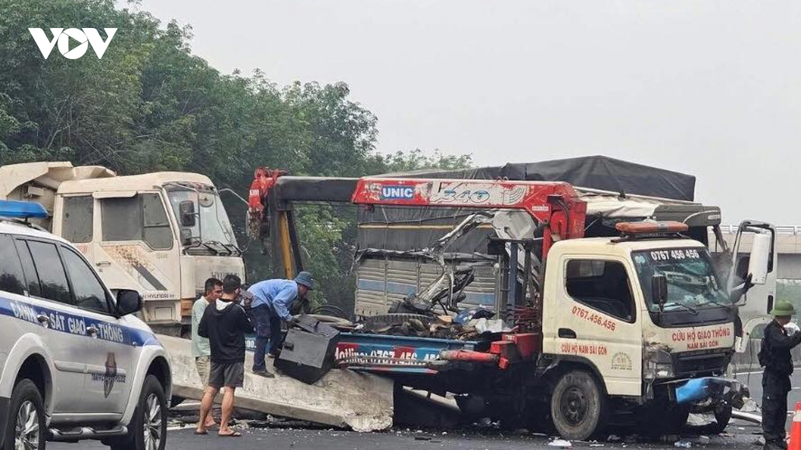 Xe cứu hộ lao qua dải phân cách sau tai nạn trên cao tốc Phan Thiết – Dầu Giây