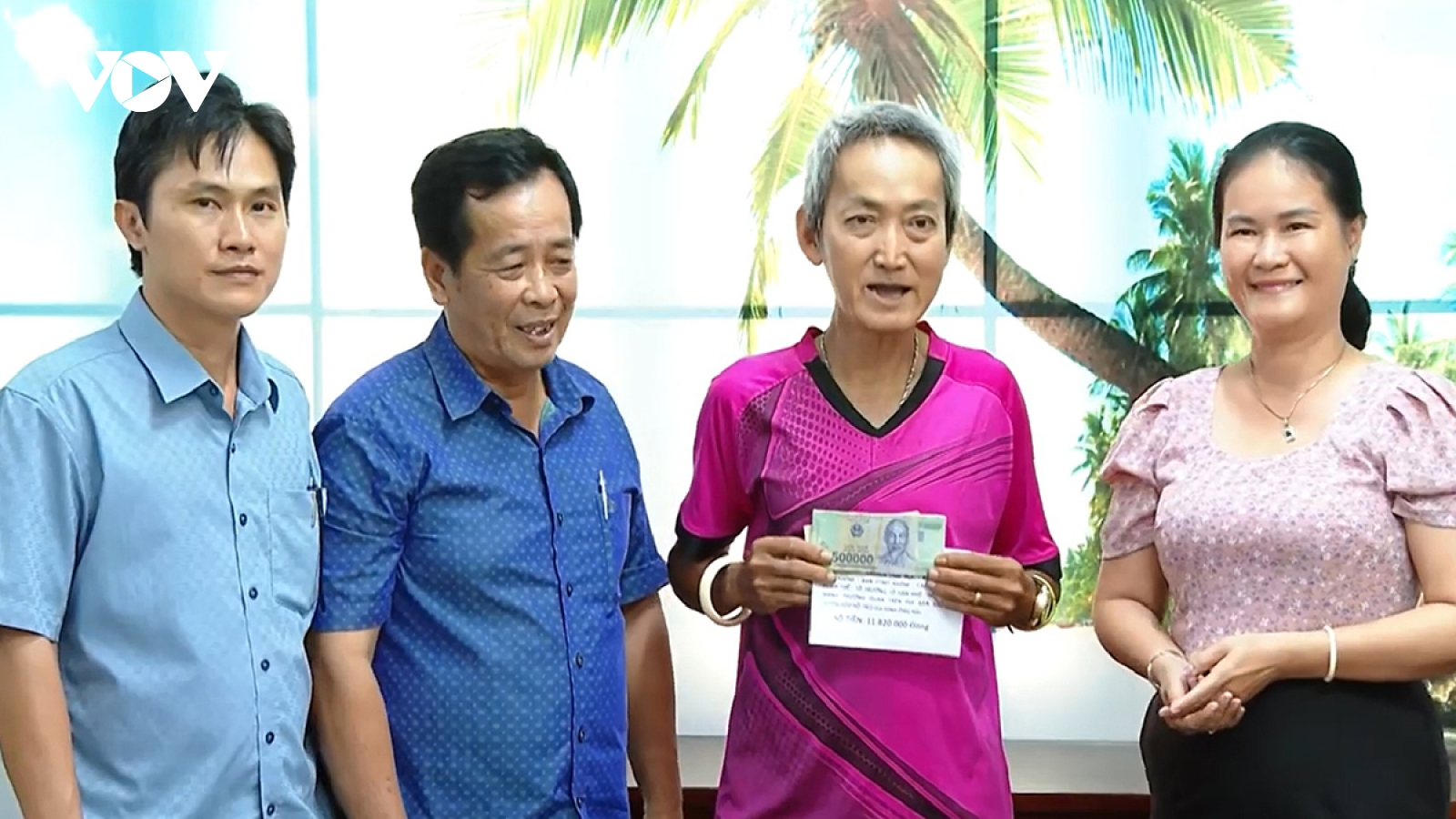 Trao gần 198 triệu đồng hỗ trợ gia đình học sinh lớp 5 bị đuối nước