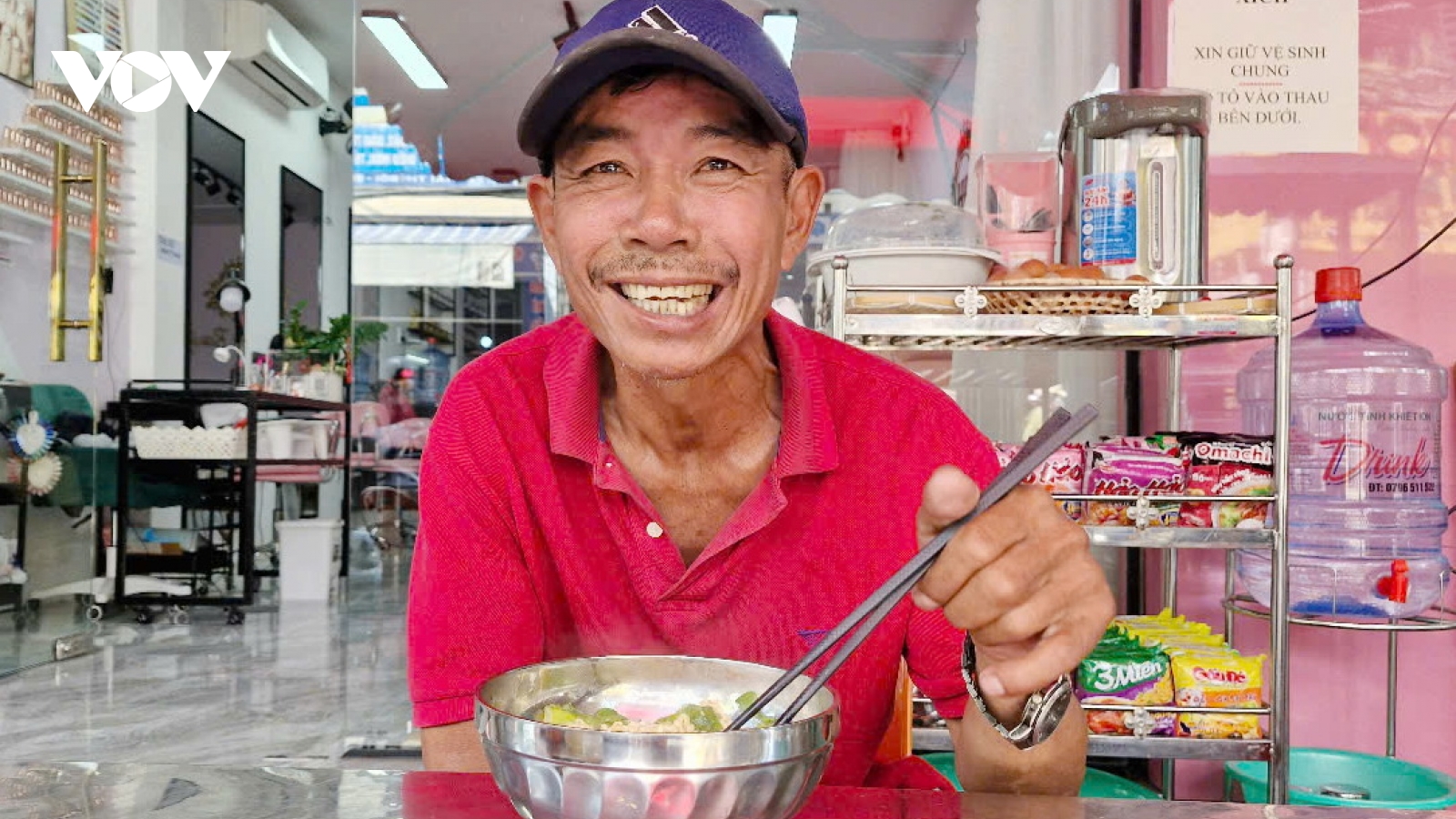 Tiệm mì giá 1.000 đồng cho người nghèo: Nếu không có tiền, hãy cho tôi một nụ cười