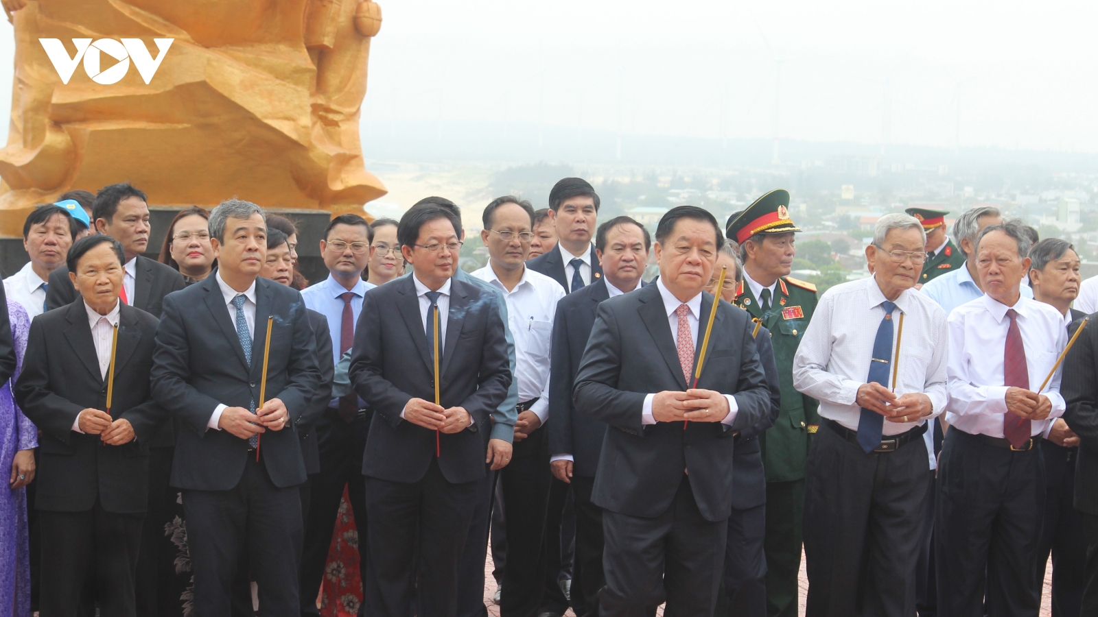 Ông Nguyễn Trọng Nghĩa dâng hương tại Tượng đài chiến thắng Núi Bà, Bình Định