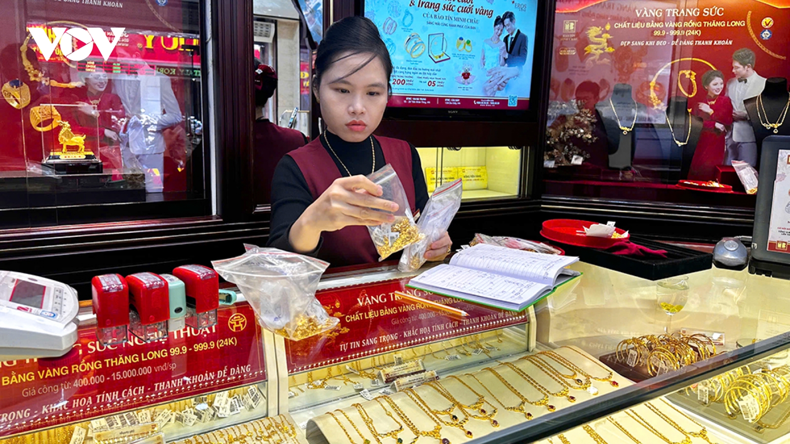 Giá vàng hôm nay 28/5: Vàng trong nước giảm tiếp 300.000 đồng/lượng