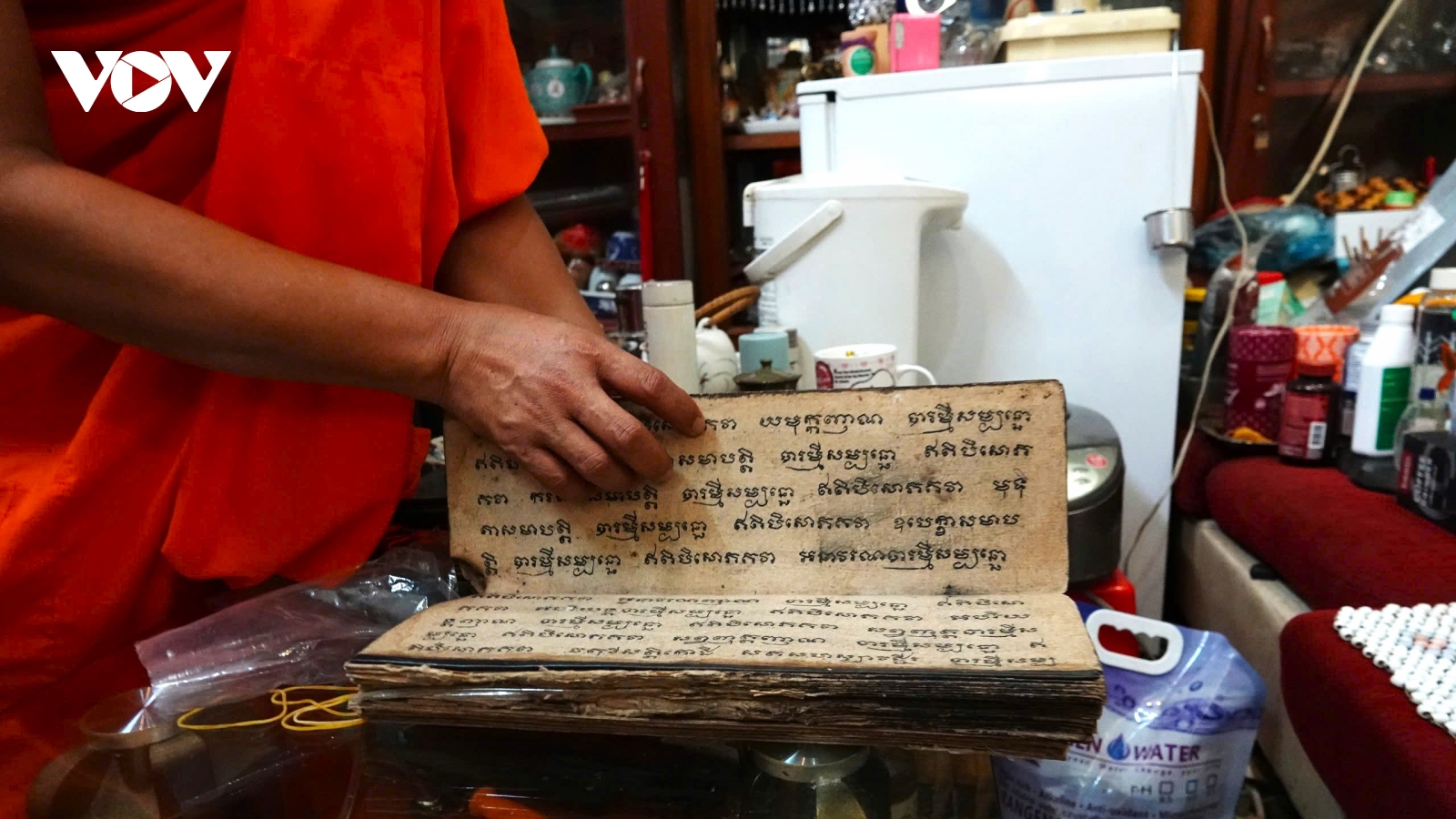 Chuyện bảo tồn kinh sách cổ Khmer khắc trên lá hơn trăm năm tuổi