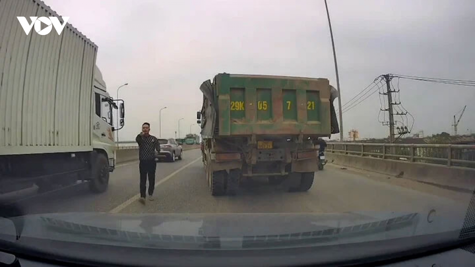 Xác minh tài xế xe tải đánh võng, chèn ép ô tô con trên cầu vượt ở Hà Nội