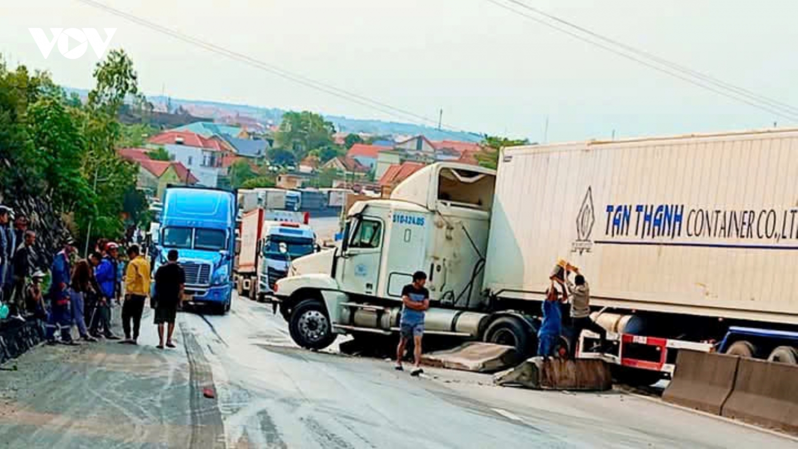 Quốc lộ 1A qua Quảng Bình ùn tắc vì xe container đâm dải phân cách