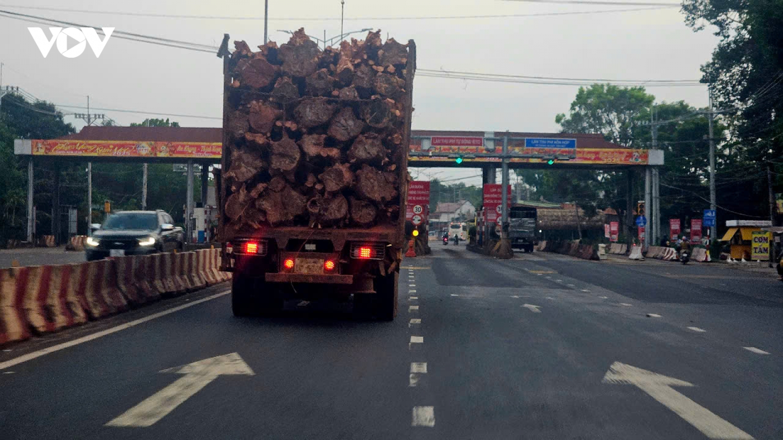Xe tải lạ chất đầy gỗ vượt trạm thu phí, tung hoành đường DT741 ở Bình Phước