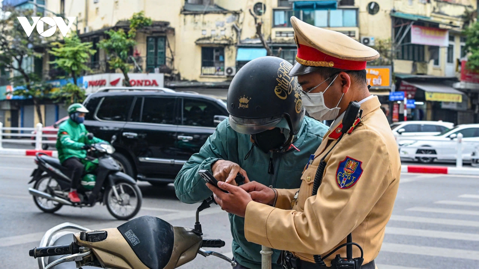 CSGT ưu tiên tra soát dữ liệu giấy phép lái xe trên phần mềm trực tuyến