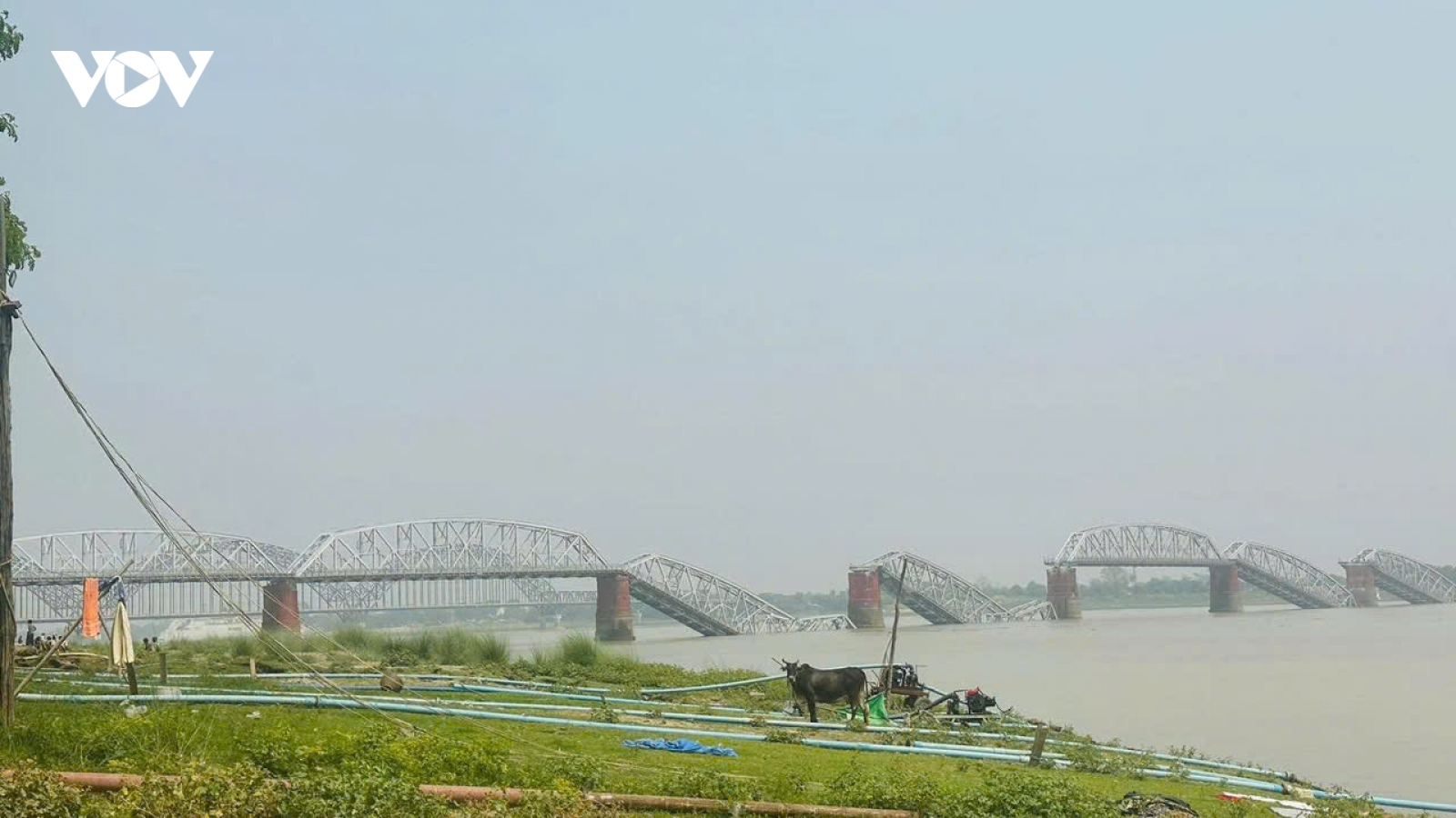 Khoảnh khắc cầu bắc qua sông đổ sập sau trận động đất mạnh tại Myanmar