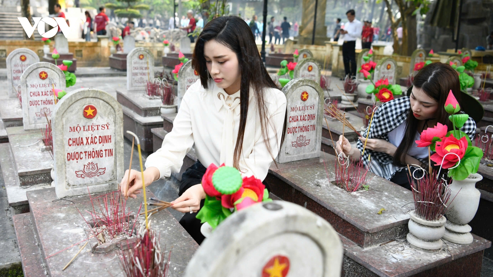 Hoa hậu Đỗ Thị Hà dâng hương tưởng niệm tại Nghĩa trang liệt sĩ Trường Sơn