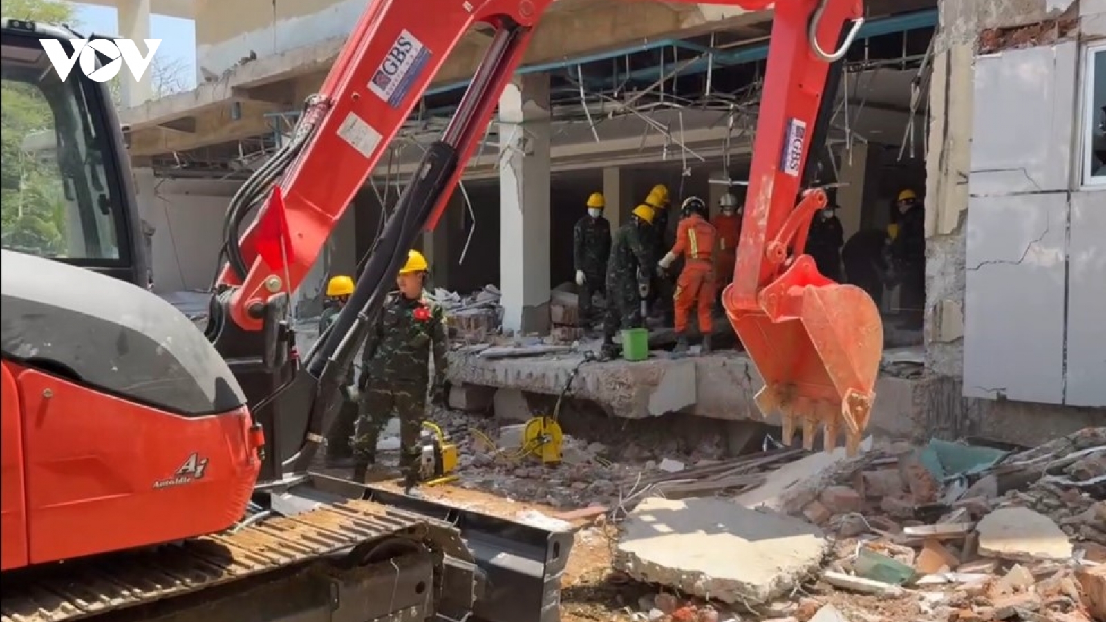 Lực lượng cứu hộ của quân đội Việt Nam đã đưa 15 nạn nhân Myanmar ra khỏi đống đổ nát