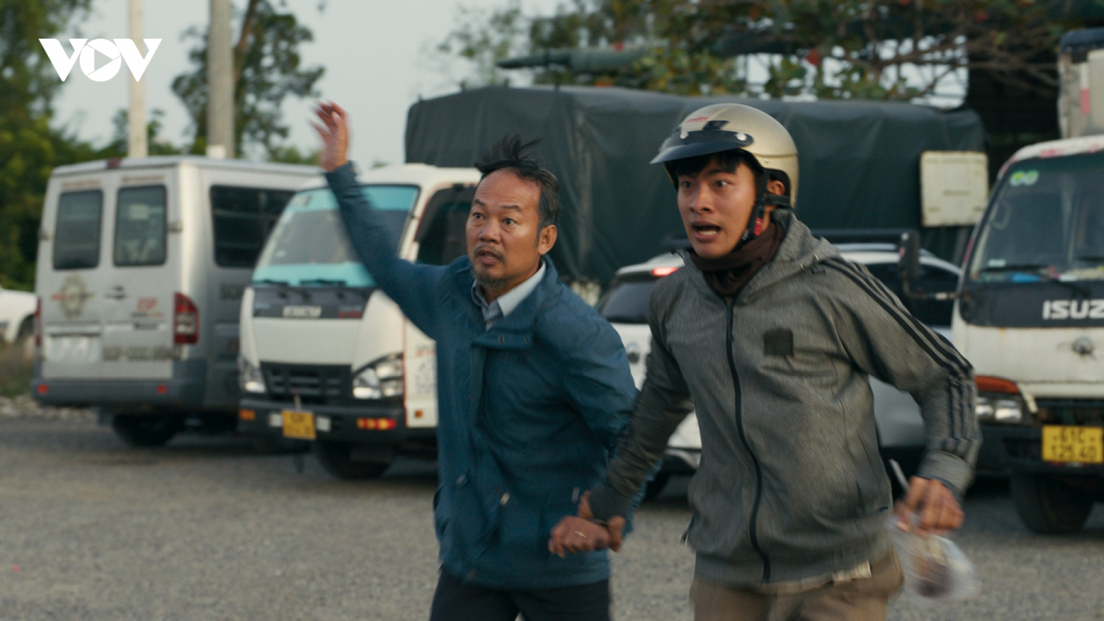 Lê Tuấn Khang xuất hiện hài hước trong trailer "Lật mặt 8"