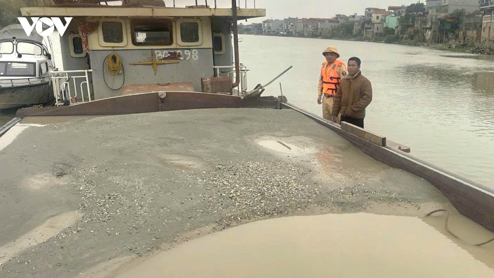 Bắc Giang "tóm gọn" tàu vận chuyển khoáng sản không rõ nguồn gốc