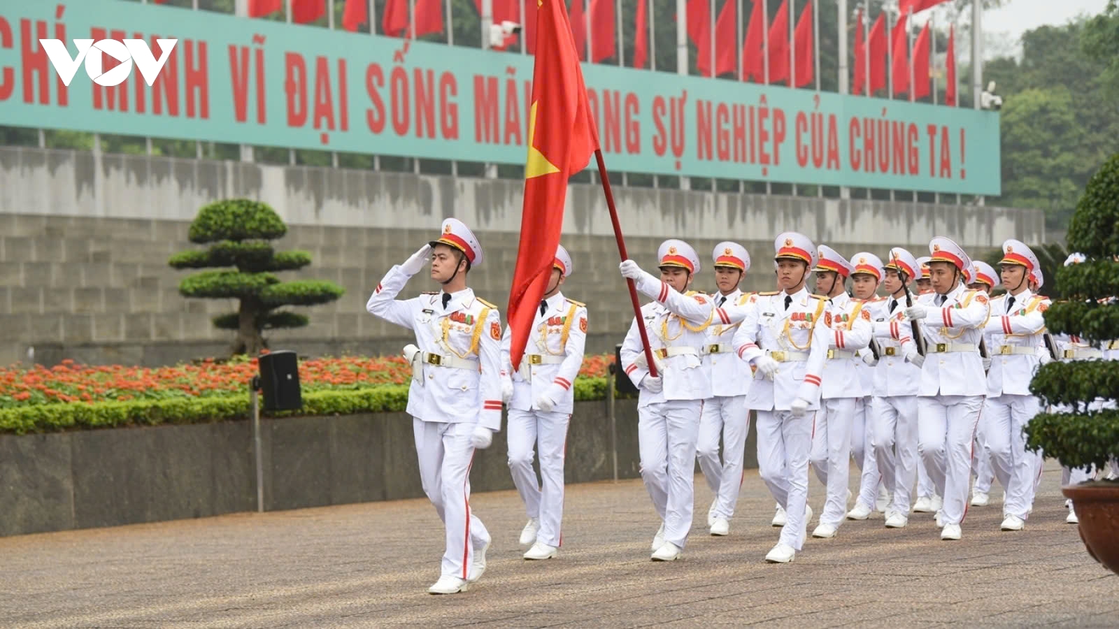 Special flag raising ceremony at Ba Dinh Square marking 50 years of national reunification