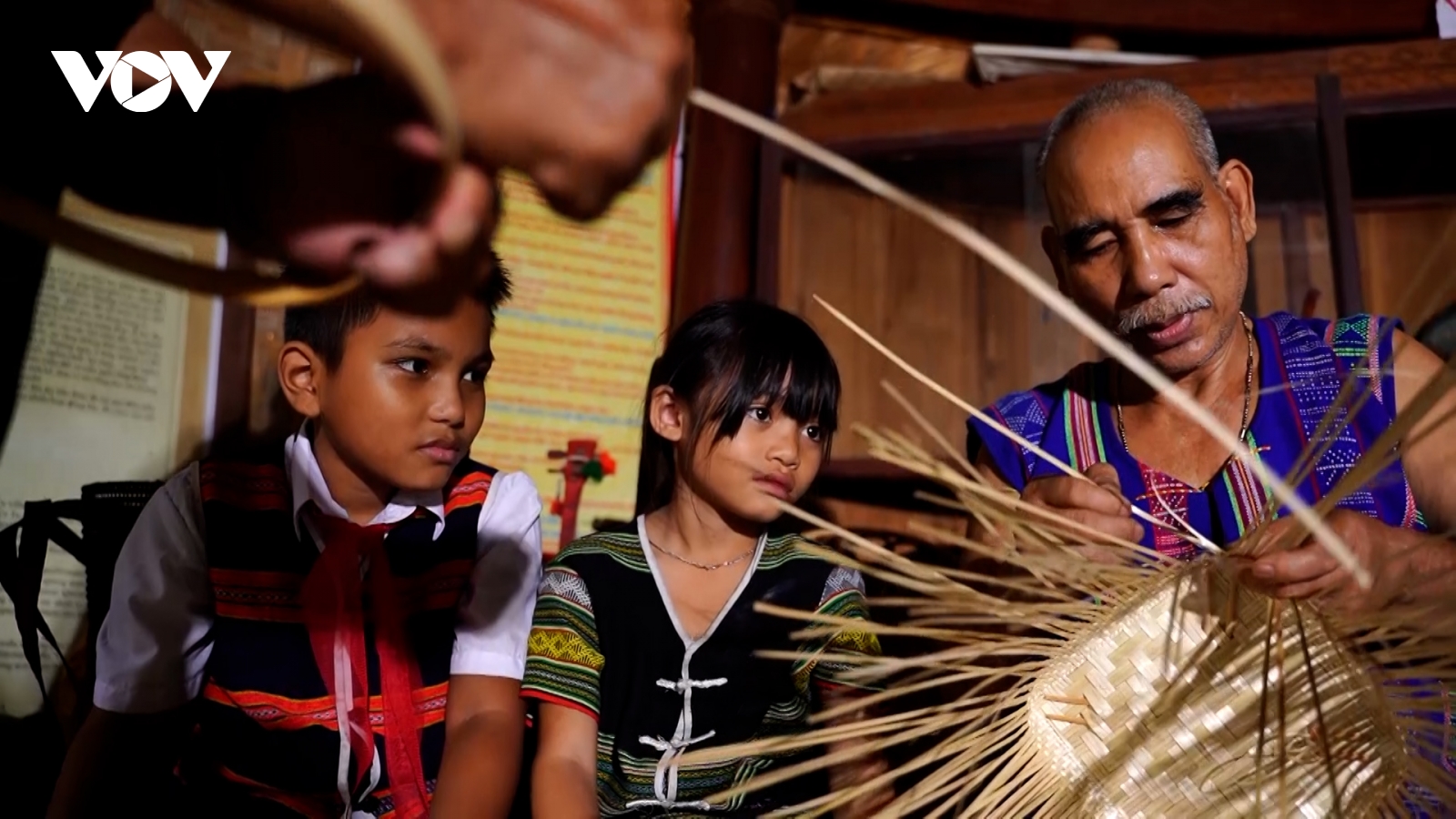 Giữ nghề đan lát Cơ Tu