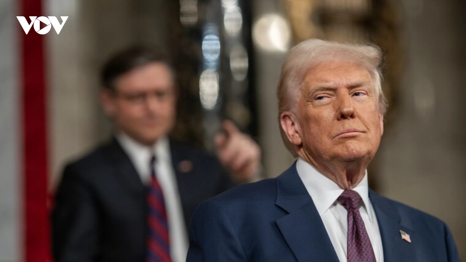 Ông Donald Trump cảnh báo “không ai thoát tội” khi áp thuế điện thoại