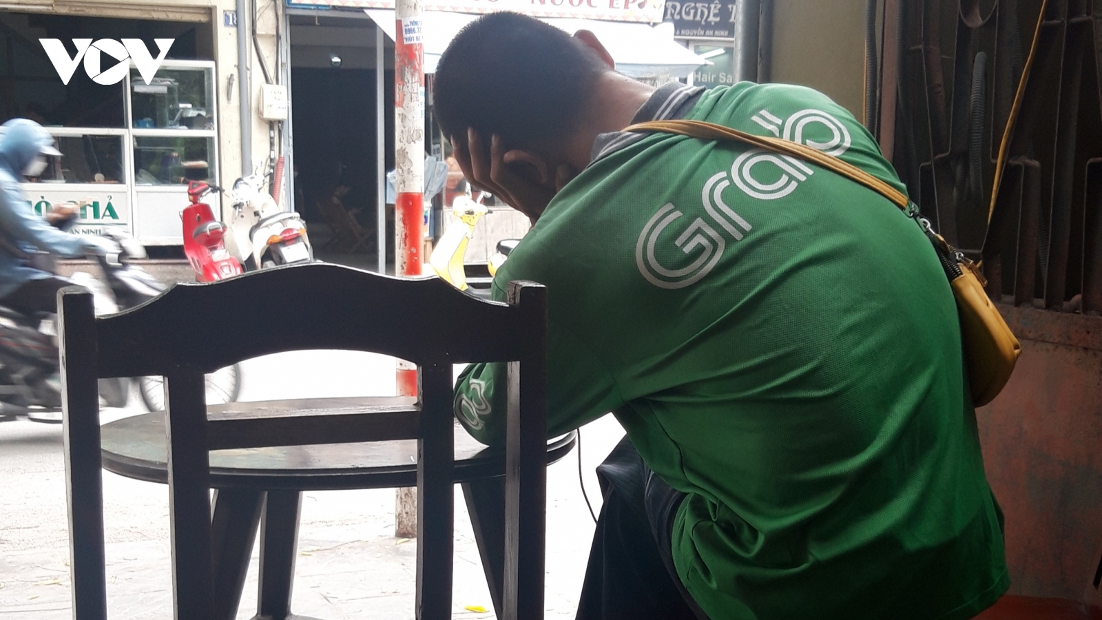 Chuyện hàng nước vỉa hè: Vừa mất tiền vừa mất khách