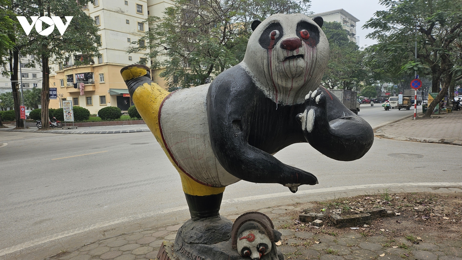 Ai bôi, ai rửa máu mắt cho gấu Panda?